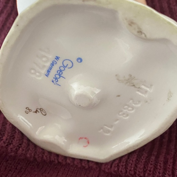 Goebel Porcelain Girl with Basket in Green and Purple - Picture 3 of 6